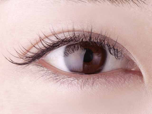 まつげエクステの施術例、横から見た様子