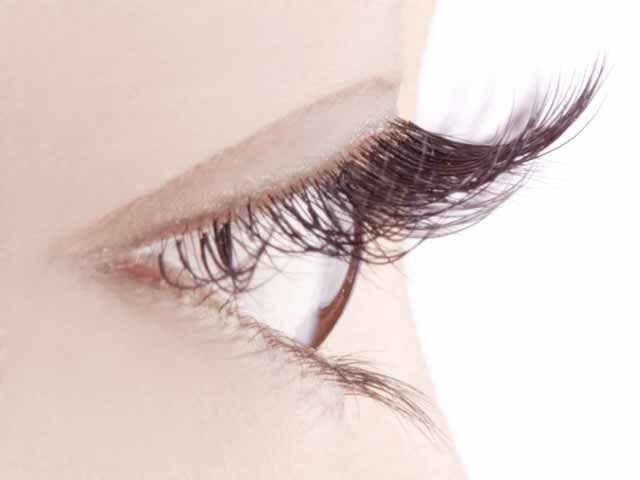 まつげエクステの施術例、斜めから見た様子